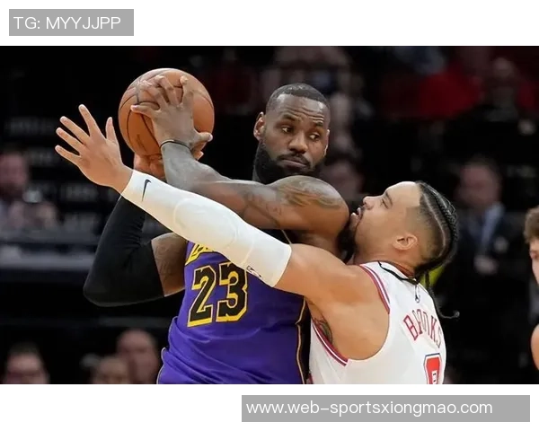 詹姆斯与狄龙激烈对峙互骂引发球场风波再升级 詹姆斯与狄龙激烈对峙互骂引发球场风波再升级